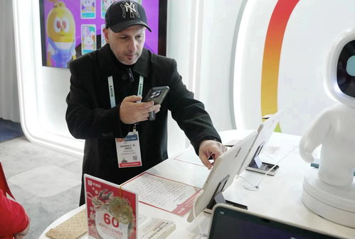 ces现场老外学写中国汉字 学而思学习机带动中华文化传播